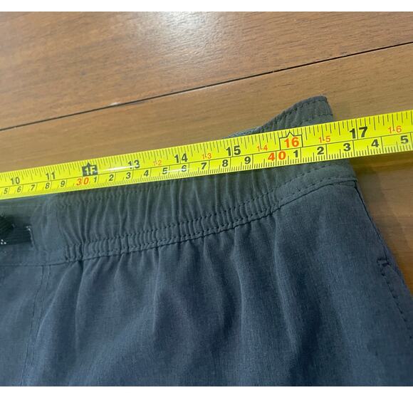 Kenneth Cole Men’s Tech Active Water Resistant Shorts – Size Large - Picture 6 of 8